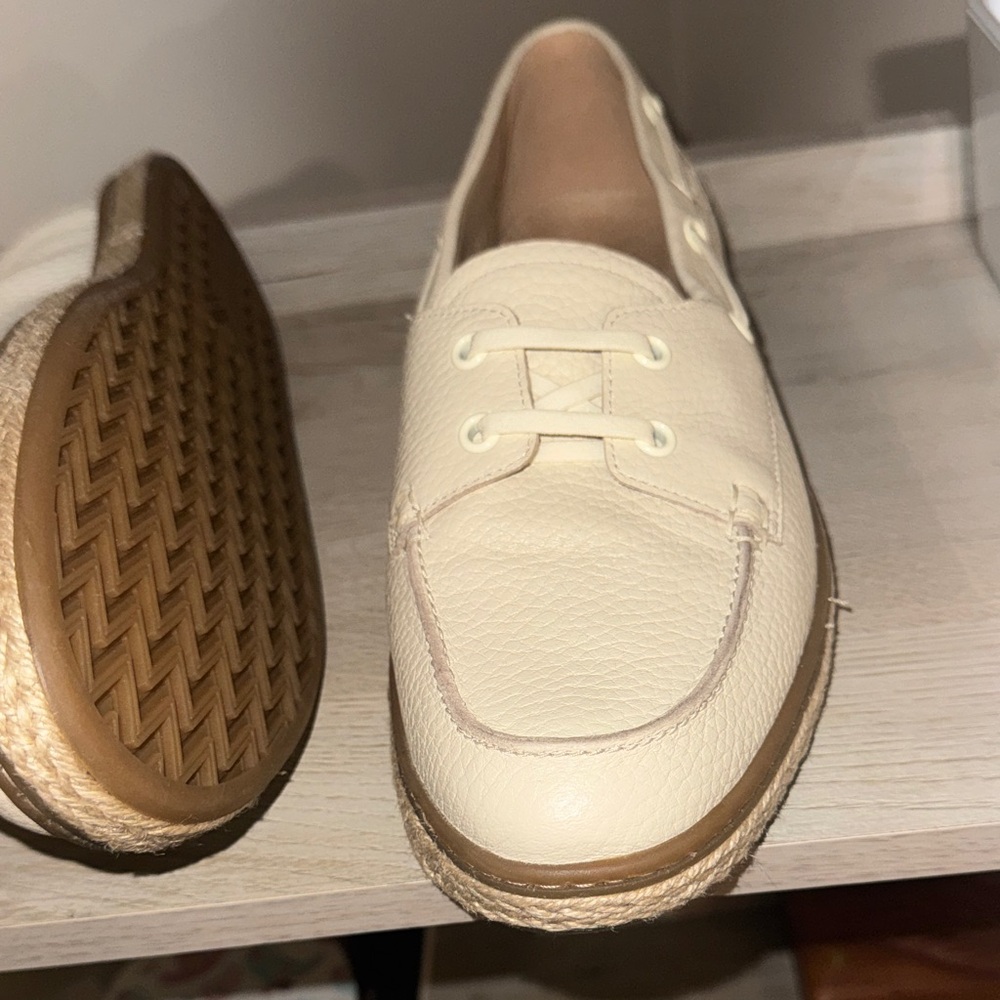 Vionic Cream Loafers - Picture 8 of 10